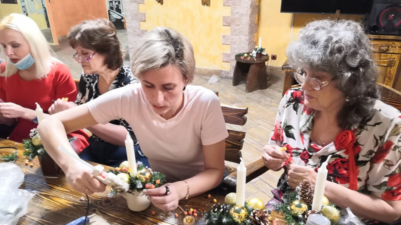 Мастер-класс М.Ф. Жабровой в Центре немецкой культуры в Ленинск-Кузнецке (Мария Федоровна первая справа)