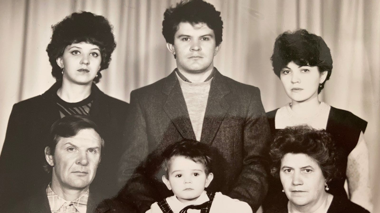 Семья Ольги и Геннадия. Внизу слева направо: Геннадий, внук Дмитрий, Ольга. Вверху: дочь Анна, сын Виктор, невестка Лилия (1988 г.).