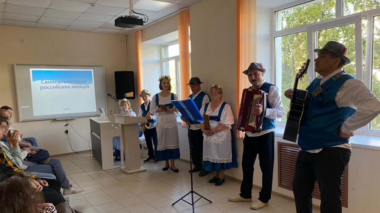 Ансамбль немецкой песни „Wunderbar“ на Дне открытых дверей Культурно-делового центра российских немцев в Екатеринбурге (2023 г.)