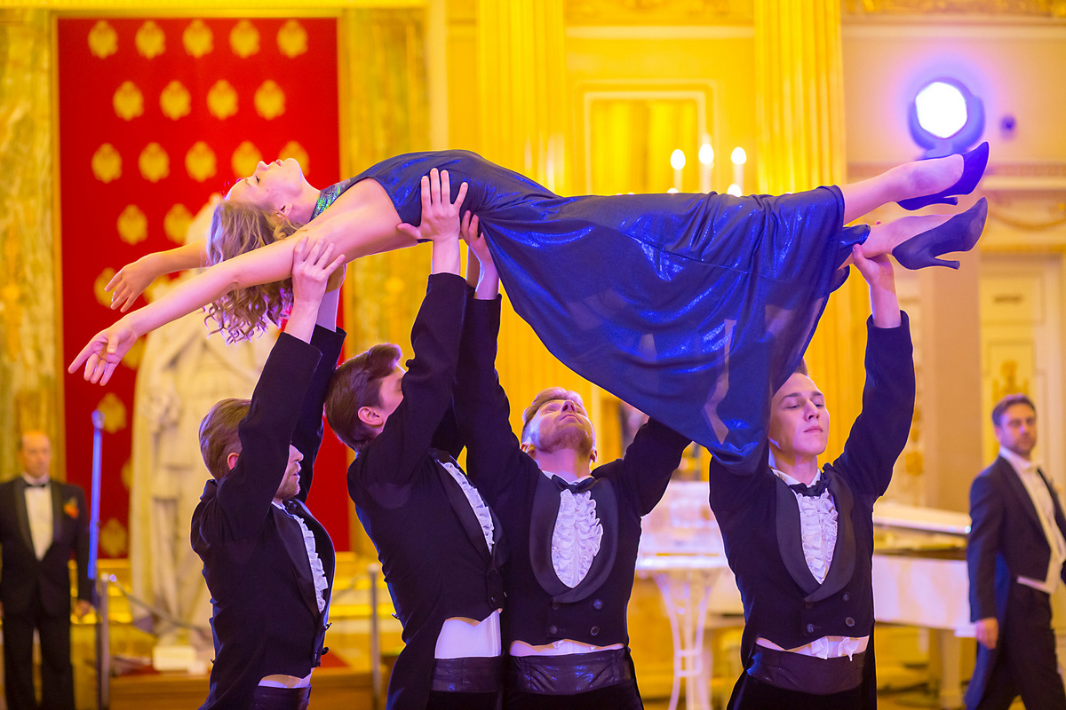 «Венецианское рондо»: исполняют танцоры театра «Балет Евгения Панфилова» в рамках Большого Екатерининского Бала в Москве в 2019 году 